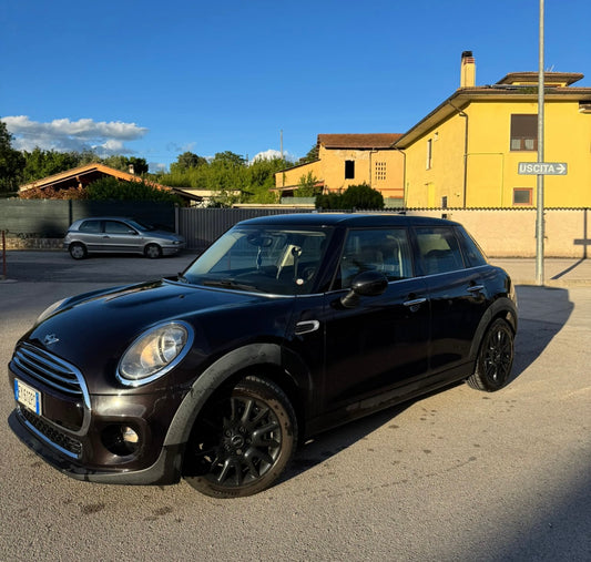 MINI Cooper D Business XL 
Versione F55