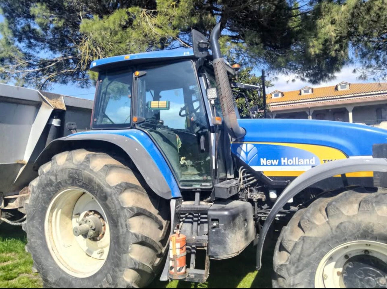Trattore gomma New Holland TM190